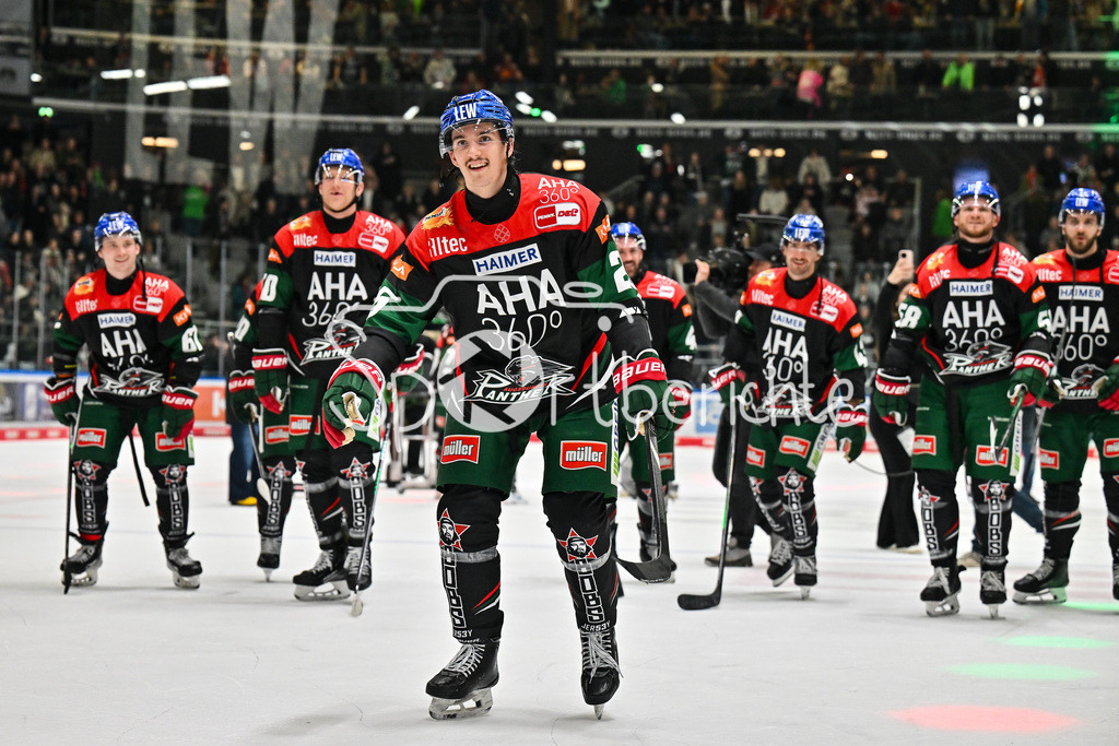 Augsburger Panther - Düsseldorfer EG | Die Augsburger Spieler freuen sich ueber den Heimsieg gegen Duesseldorf / DEL: Augsburger Panther - Duesseldorfer EG, Curt Frenzel Stadion am 04.03.2025 / zusammen mit den Fans / Christian HANKE (Augsburger Panther #25)