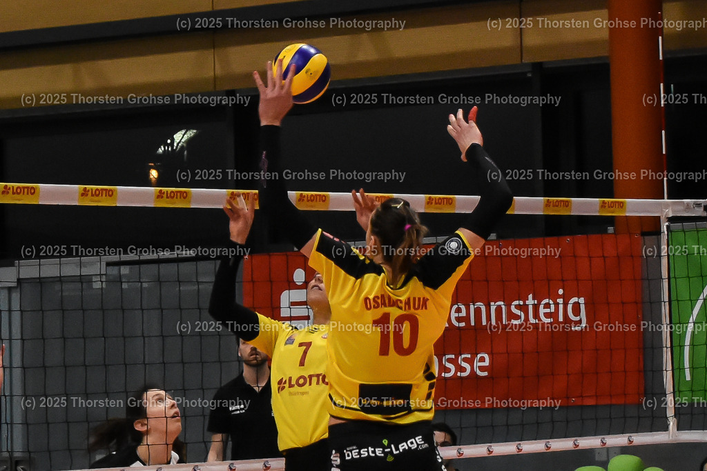 VBL VFB Suhl vs. SCHWARZ-WEISS Erfurt | Lauren Plum #7 (VFB Suhl), Katarina Osadchuk #10 (VFB Suhl); VBL VFB Suhl vs. SCHWARZ-WEISS Erfurt, Volleyball-Bundesliga Frauen am 17.02.2018 in der Multihalle in Meiningen, (Deutschland) - Realisiert mit Pictrs.com