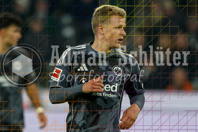 Borussia Mönchengladbach vs Eintracht Frankfurt - Bundesliga  | Mönchengladbach, Deutschland, 27.09.25:   Jonathan Michael Burkardt (Eintracht Frankfurt) schaut waehrend des Spiels der Bundesliga zwischen Borussia Mönchengladbach vs Eintracht Frankfurt im Stadion im Borussia Park(Foto von Brauer-Fotoagentur / Adrian Schlueter)