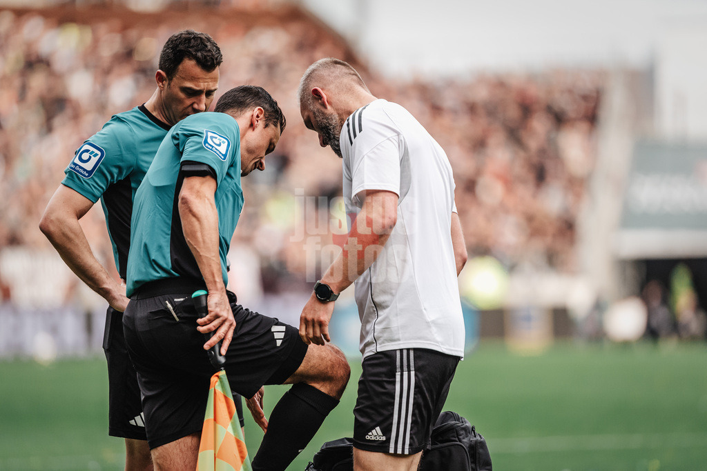 Fußball | Männer | Saison 2025/2026  | Fußball-Bundesliga | 25. Spieltag | FC St. Pauli vs. Eintracht Frankfurt | 08.03.2026 | Assistent Schiedsrichter Christian Dietz ist verletzt und wird ausgewechselt