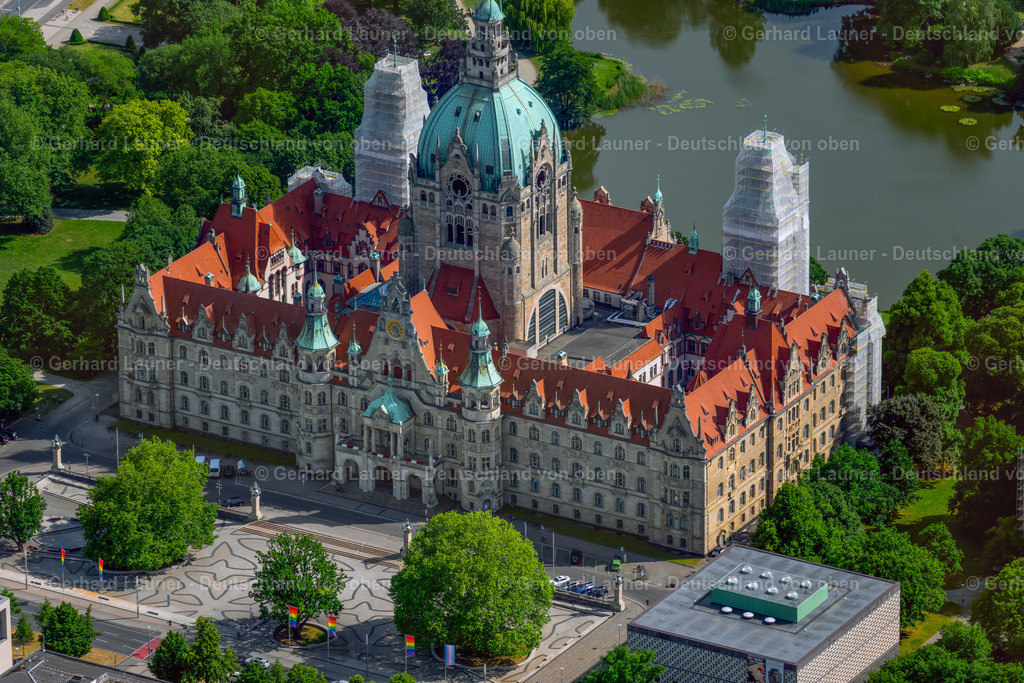 4030974 | HANNOVER 02.06.2020 Gebäude der Stadtverwaltung - Rathaus Neues Rathaus am Trammplatz in der Innenstadt von Hannover im Bundesland Niedersachsen. Das Gebäude mit Türmen und Kuppel steht am Maschteich im Altstadtzentrum von Hannover. // City hall and administration building Neues Rathaus on Trammplatz square in Hannover in the state of Lower Saxony. The building is located on the pond Maschteich in the historical city center. Foto: Gerhard Launer