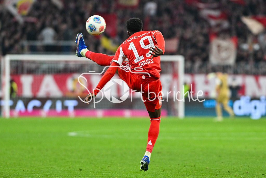 FC Bayern München - TSG 1899 Hoffenheim | MUNICH, GERMANY - 08. FEBRUARY: am Ball Alphonso DAVIES (FC Bayern Munich 19) / Einzelfoto / Freisteller während dem Bundesligamatch zwischen dem FC Bayern München und der TSG 1899 Hoffenheim am 21. Spieltag in der Allianz Arena / DFL REGULATIONS PROHIBIT ANY USE OF PHOTOGRAPHS AS IMAGE SEQUENCES AND/OR QUASI-VIDEO