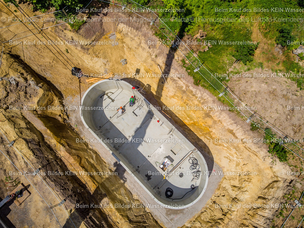 PPV Bodendorf Wasserbau-0035-2 | Senkrechter Blick aus der Drohne auf eine Baustelle im Wasserbau. Ein Kran und großformatige Betonelemente prägen die Aufnahme und machen die Dimension und den technischen Charakter der Arbeiten unmittelbar sichtbar.Die Aufnahme entstand im Rahmen einer Baustellendokumentation für PPV Bodendorf. Gerade die senkrechte Perspektive eignet sich hier besonders gut, weil sie die Anordnung der Bauteile, den Kran und die Arbeitsflächen übersichtlich zusammenführt.Solche Aufnahmen halten einen Bauzustand fest, der nur für einen begrenzten Zeitraum besteht. Der Blick von oben dokumentiert dabei nicht nur einzelne Arbeitsschritte, sondern zeigt auch den räumlichen Zusammenhang der gesamten Baustelle.Ein weiteres Beispiel für die Möglichkeiten der Drohnenfotografie bei technischen Projekten, Wasserbau und Baustellendokumentation. - Realisiert mit Pictrs.com