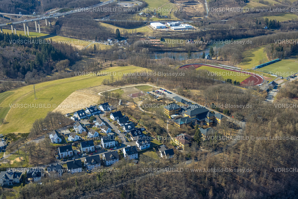 Olpe250308021Mitte | Luftbild, Deutsches Rotes Kreuz Krankenhaus, Wohnsiedlung Auguste-Liese-Straße, Kreuzbergstadion Fußballstadion und Leichtathletikstadion, Olpe-Stadt, Olpe, Sauerland, Nordrhein-Westfalen, Deutschland
