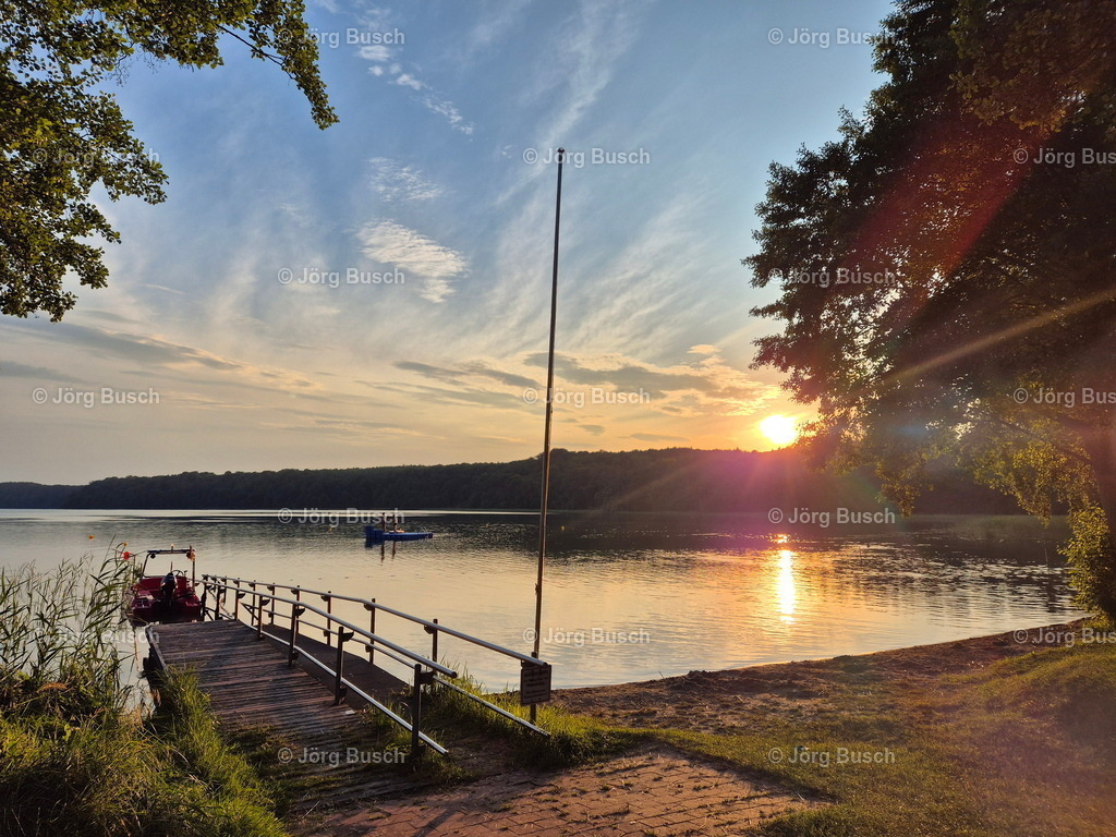 Badesee mit  Steg und Booten am Abend | Dieser Shop bietet Fotos und Videos aus den Bereichen Fallschirmspringen, Landschaft und Luftbild - Realisiert mit Pictrs.com