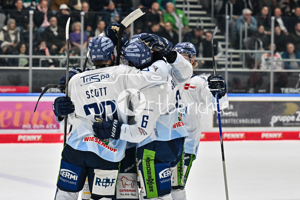 Augsburger Panther - Straubing Tigers | Augsburg, DEUTSCHLAND - 14. NOVEMBER: Jubel der Gäste nach dem Treffer zum 1-4 durch Justin SCOTT (Straubing Tigers 20) / Tor / Torschuetze / Freude / Happy beim Ligaspiel zwischen den Augsburger Panthern und den Straubing Tigers am 18. Spieltag der Penny DEL im Curt Frenzel Stadion am 14.11.2025