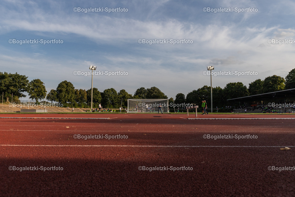 Grenzlandstadion Mönchengladbach | Grenzlandstadion: Tiefer Blick ins weite Runde. Links: Gegengerade mit Stehplätzen, Rechts: Haupttribüne mit Sitzplätzen - Realisiert mit Pictrs.com