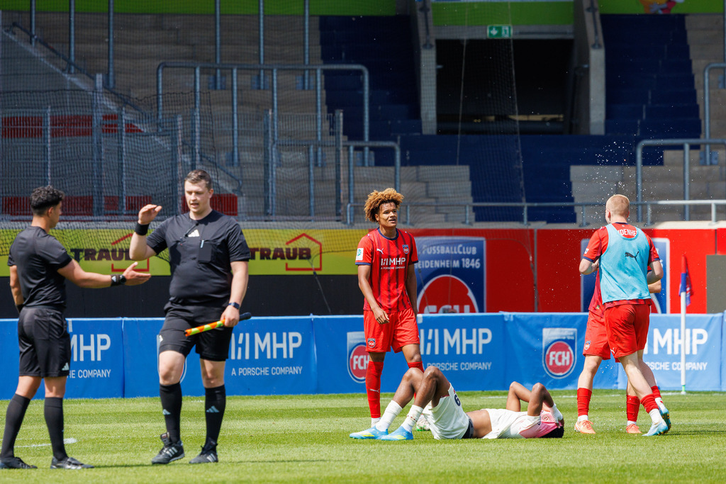 20260503-U19_FCH-LEV_209 | 1.FC Heidenheim 1846 vs. Bayer 04 Leverkusen, Fußball, U19, A-Junioren, NWL, U19-DFB-Nachwuchsliga, 2025/2026, Achtelfinale, 03.05.2026 in Heidenheim, Voith Arena(Foto: Michael Bulling) - Realisiert mit Pictrs.com