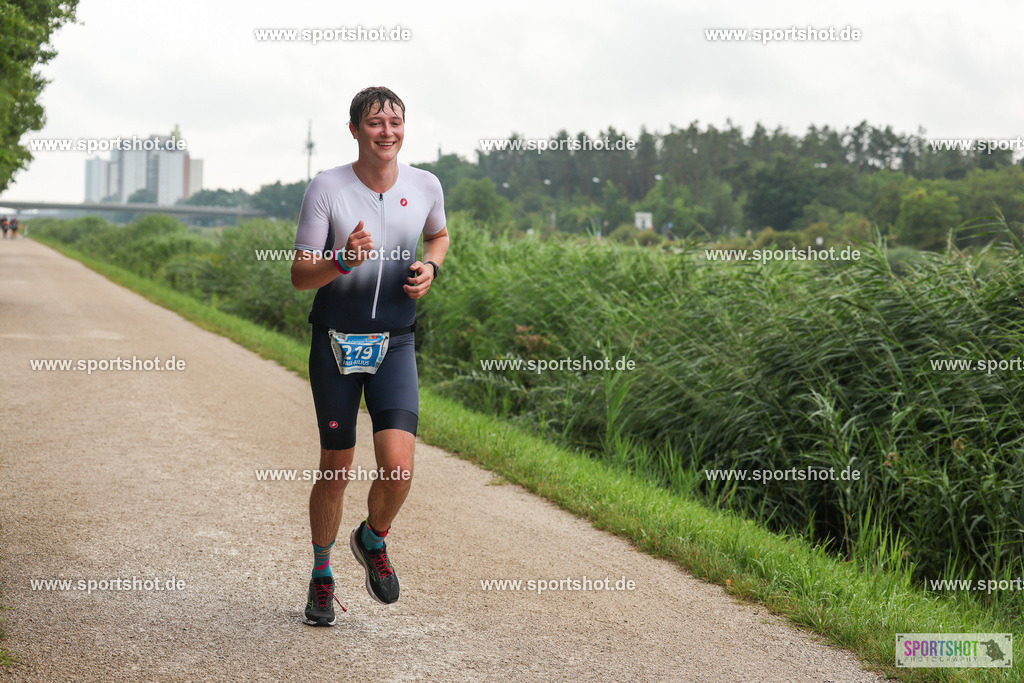 LUR_1828 | 34. M-net Erlanger Triathlon 2025 #erlangertriathlon  #mnettriathlon2025 #mnettriathlon #team #olympischedistanz #mitteldistanz #triathlon #maindonaukanal  #erlangertriathlon2025 #yourpictrs #tv1848 #tv1848erlangen  #triathlonbayern #sportinerlangen #demsportverbunden #sportshot_your_pictrs Copyright: www.sportshot.de