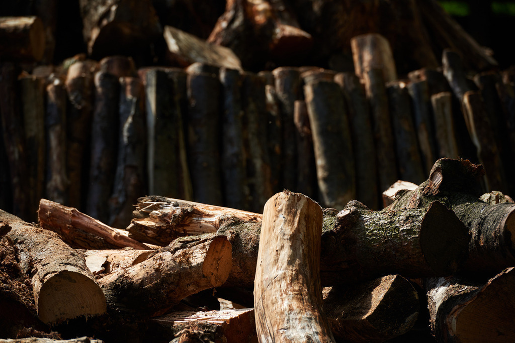 Waldköhlerei Hochecker | Michelbach, Austria - May 08, 2019: Waldköhlerei Hochecker, die 2011 in das Nationale Verzeichnis des immateriellen Kulturerbes der UNESCO aufgenommen wurde, produziert noch echte Holzkohle; Blick auf den Kohlmeiler. - Realisiert mit Pictrs.com