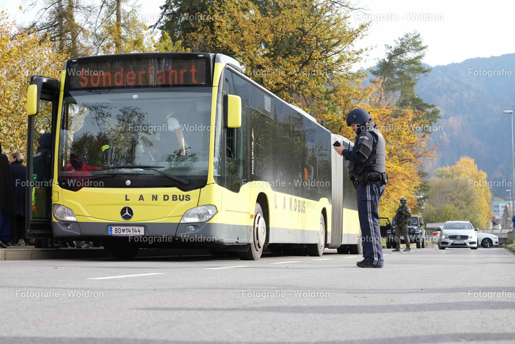 20221111 Amoklauf in Mittelschule Haselstauden | DORNBIRN, OESTERREICH - 11. NOVEMBER: Polizeieinsatz waehrend des Amoklaufs in der Mittelschule Haselstauden in Mittelschule Haselstauden on November 11, 2022 in Dornbirn, Austria.