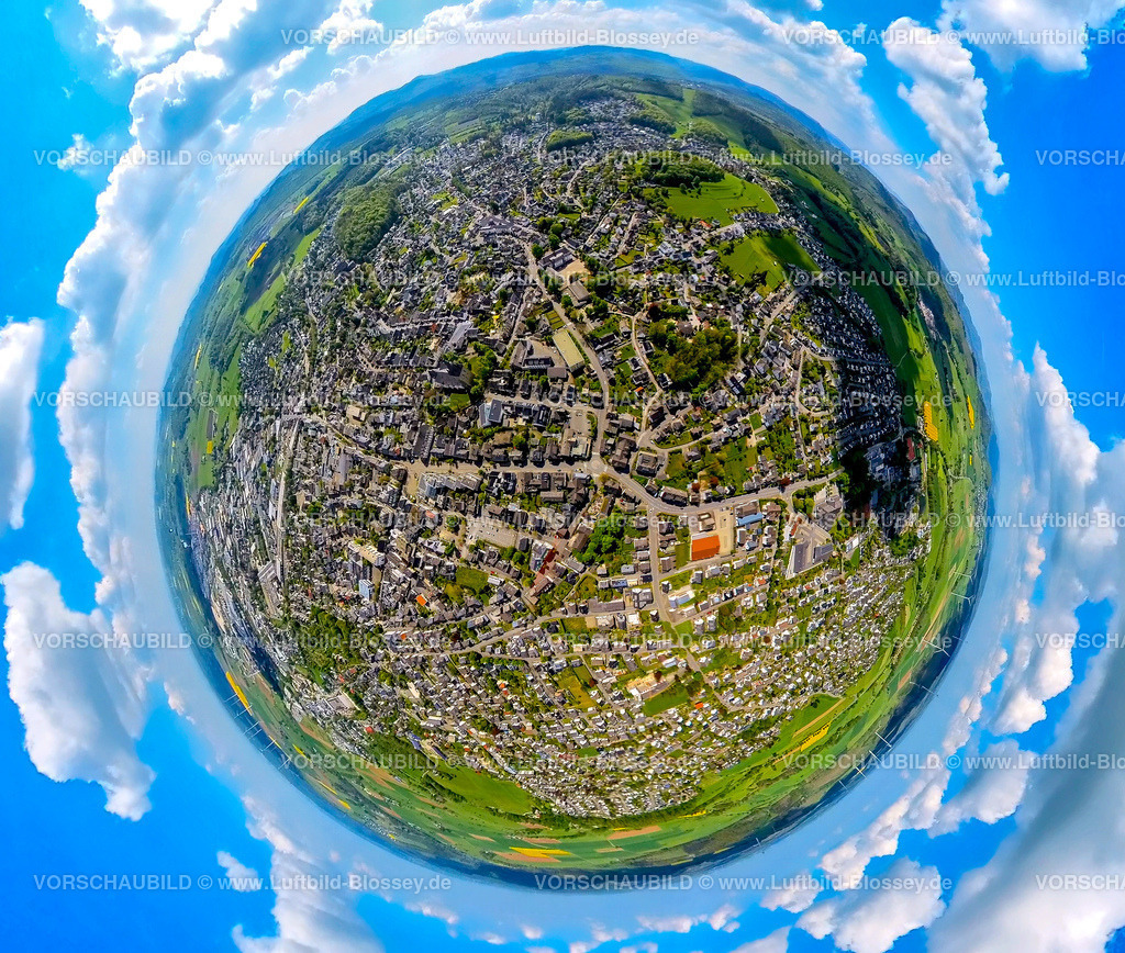 Brilon240590440Mitte | Luftbild, Ortsmitte mit Marktplatz und Rathaus, kath. Propsteikirche St. Petrus und Andreas, Wohngebiet Brilon-Stadt, Erdkugel, Fisheye Aufnahme, Fischaugen Aufnahme, 360 Grad Aufnahme, tiny world, little planet, fisheye Bild, , Brilon, Sauerland, Nordrhein-Westfalen, Deutschland