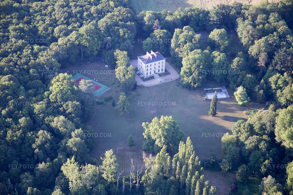 Aerial view: View of the town in Ouchamps in the state Loir et Cher, France. – Photo: IMG_081258.jpg taken on 06/19/2015 by Werner Riehm/FLY-FOTO.com – Resolution of the original: 5472 x 3648 px