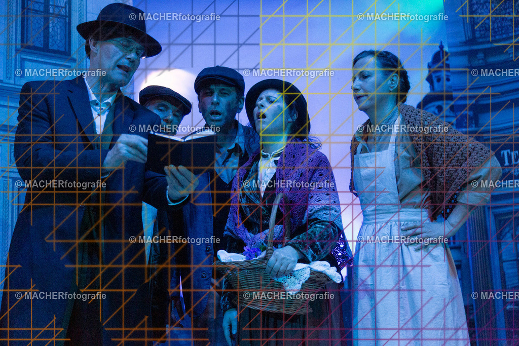 020_MFL-2025 | Portraitbilder von Regisseur; Darsteller; Techniker; Maske; Kostüme; Chor; Musiker; Bilderserie der Generalprobe und der Premierenvorstellung, Szenenbilder; Ausdrucksstudien; Bühnenüberblick; Bühnenkulissen; Pressefotos inkl. Redaktionsfoto Darstellergruppe.
