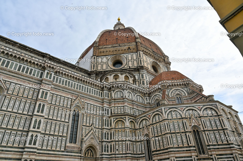 Italien_ Toscana_ Florenz_ 30.05.2024-265 | 30.05.2024, Italien, ITA, Toskana, Florenz im Bild Stadtansichten, Gebäude, Architektur, Touristen, Historisch, Souvenir, Altstadt, Museum, Statuen, Skulpturen, Piazza della Signoria, Statue David, Palazzo Vecchio, Neptunbrunnen, Piazza della Repubblica, Ponte Vecchio, Brücke, Uffizien, Kathedrale Santa Maria del Fiore, Arno, Fluß


Florenz, Firenze, ist eine italienische Großstadt. Nach Einwohnern ist sie die achtgrößte Stadt Italiens. Florenz ist die Hauptstadt sowie größte Stadt der Region Toskana und der Metropolitanstadt Florenz, in der etwa eine Million Menschen leben. Florenz ist für seine Geschichte berühmt. Leonardo da Vinci verbrachte große Teile seiner Jugend in Florenz, Michelangelo fand Unterschlupf in der Kirche der Medici, Galileo Galilei wohnte als Hofmathematiker in den Palästen der Medici. Von 1865 bis 1871 war die Stadt die Hauptstadt des neu gegründeten Königreichs Italien. Das historische Zentrum von Florenz zieht Jahr für Jahr Millionen von Touristen an. Die historische Innenstadt wurde von der UNESCO im Jahre 1982 zum Weltkulturerbe erklärt. 
Quelle: Wikipedia
