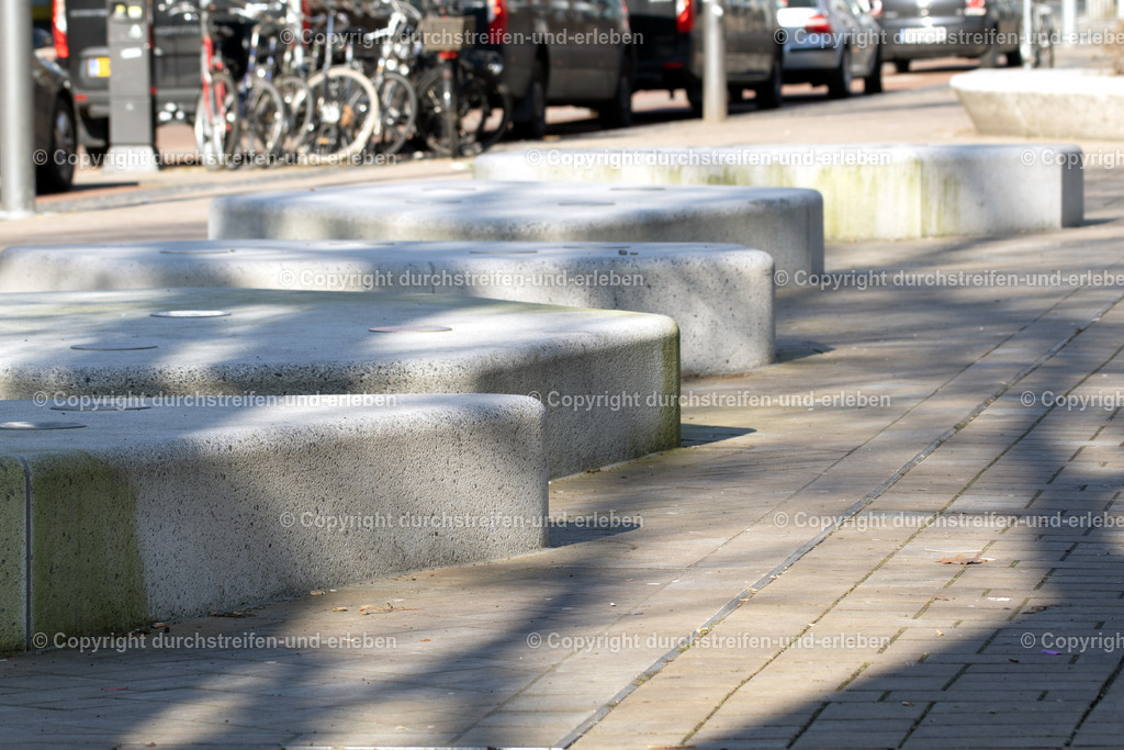 Aus rund wird elliptisch: Brunnen am Bremer Platz, Münster | Am Bremer Platz in Münster, direkt hinter dem Hauptbahnhof, wurde im Zuge der umfassenden Neugestaltung eine neue Brunnen-Anlage in Form eines Fontänenfeldes im westlichen Bereich des Platzes integriert. Das Fontänenfeld dient als attraktiver Anziehungspunkt und soll durch Verdunstungskühlung der sommerlichen Hitze entgegenwirken. Die Anlage ist Teil einer modernen Platzgestaltung, die durch Bäume, Bänke und Bewegungsflächen eine „kühle Oase“ schaffen soll. - Realisiert mit Pictrs.com