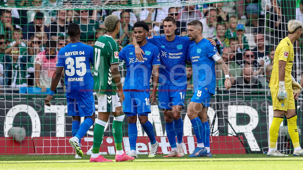 Fussball, Bundesliga, SV Werder Bremen - Bayer 04 Leverkusen | Spieler von Bayer 04 Leverkusen mit Torjubel, Jubel, jubeln, jubelt, optimistisch, Spielszene, Highlight, Freude über das Tor zum 0:2, DIE DFL-RICHTLINIEN UNTERSAGEN JEGLICHE NUTZUNG VON FOTOS ALS SEQUENZBILDER UND/ODER VIDEOÄHNLICHE FOTOSTRECKEN. DFL REGULATIONS PROHIBIT ANY USE OF PHOTOGRAPHS AS IMAGE SEQUENCES AND/OR QUASI-VIDEO.