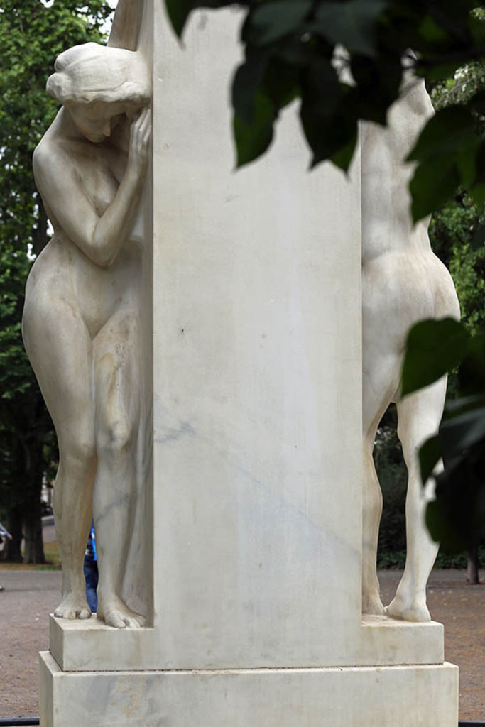 Foto: Leipzig - Schiller-Denkmal | Das Team hinter BILDLEXIKON LEIPZIG bündelt historische wie aktuelle Informationen über die Stadt Leipzig in Text und Bild auf einer Plattform und stellt diese der interessierten Öffentlichkeit zur Verfügung.