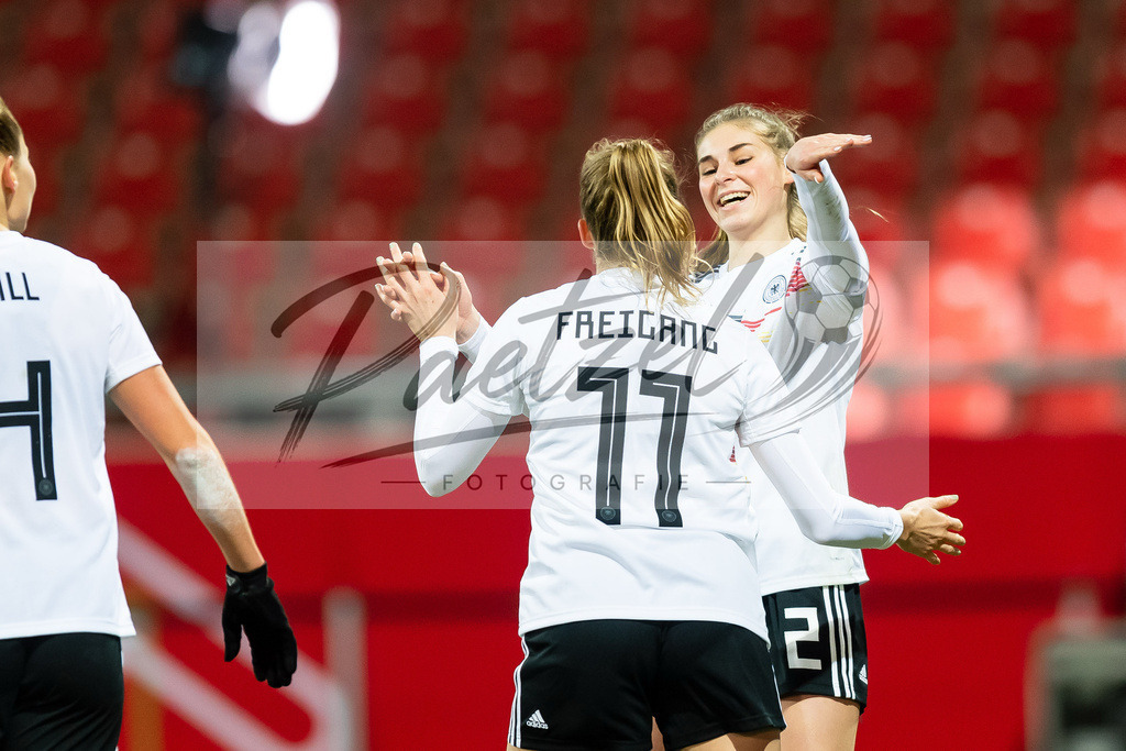 GERTUR20211126_039 | Fussball, Frauen: Laura Freigang (Germany) Torjubel, jubelt nach ihrem Treffer zum 6:0 mit Jule Brand (Germany) bei dem Spiel der WM-Qualifikation zwischen Deutschland und Tuerkei im Eintracht-Stadion am 26.11.2021 in Braunschweig, Deutschland. - Realisiert mit Pictrs.com