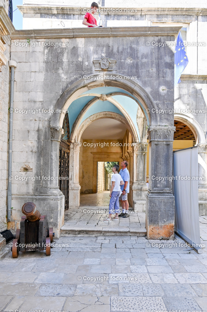 Kroatien_ Korcula_ Insel in Sueddalmatien_ Korcula Stadt_ 13.09.2024-159 | 13.09.2024, Kroatien, HRV, Korcula, Insel in Sueddalmatien, Korcula Stadt im Bild Hafen, Hafenansichten, Boot, Boote, Schiff, Schiffe, Gebauede, Adria, Meer, Stadtansichten, Altstadt, Marco Polo, Museum, Touristen, Souvenier, Restaurant, KonobaKorcula - Schwarzes Korfu - benannt nach den dunklen Kiefernwaeldern, ist eine zu Kroatien gehoerende Insel in der Adria vor der Kueste Sueddalmatiens. Zugleich ist sie Teil des Dinarischen Gebirges. Quelle: Wikipedia