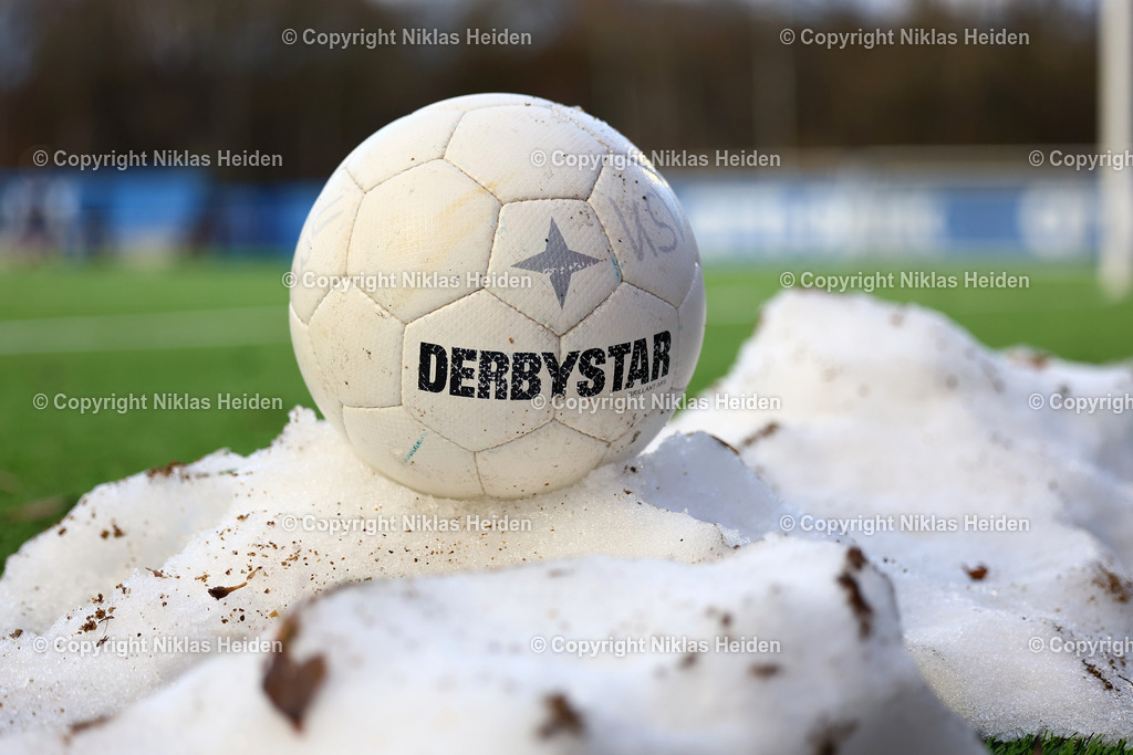 NH_HolsteinKielU23_Eutin08_FlensOberliga_30112025 | Spielball im Schnee im Citti-Fußball-Park.Fußball I Herren I Flens Oberliga I Saison 2025-2026  I 19. Spieltag I Holstein Kiel U23 - Eutin 08 I 05.10.2025 I Citti-Fußball-Park
