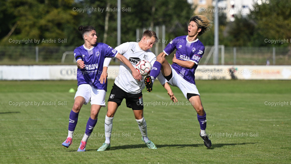 VfR Neumünster vs Eckernförder SV | Ilir Serifi (VfR #10) &amp; Rin Yoshimatsu (VfR #2) / Leon Apitz (ESV #7) - Fußball-Oberliga Männer 2024/2025 / VfR Neumünster vs Eckernförder SV / VfR-Stadion / Neumünster / 15.09.24 - Realisiert mit Pictrs.com