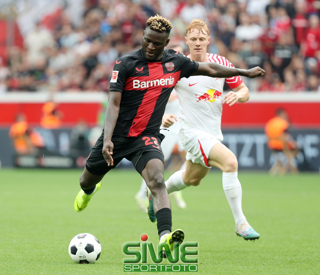 1.Fussball-Bundesliga  :    Bayer 04 Leverkusen--RB Leipzig   1.Spltg. | 19.08.2023; Fussball; GER;  Saison 2023/2024 ; 1.Bundesliga;  1.Spieltag. : 
 Bayer 04 Leverkusen -- RB Leipzig  :    "Maßnehmen" durch Victor Boniface (22/B04).
 Nicolas Seiwald (13/RBL)  ist ausgespielt.

DFL REGULATIONS PROHIBIT ANY USE OF PHOTOGRAPHS AS IMAGE SEQENCES AND/OR QUASI-VIDEO. - Realisiert mit Pictrs.com