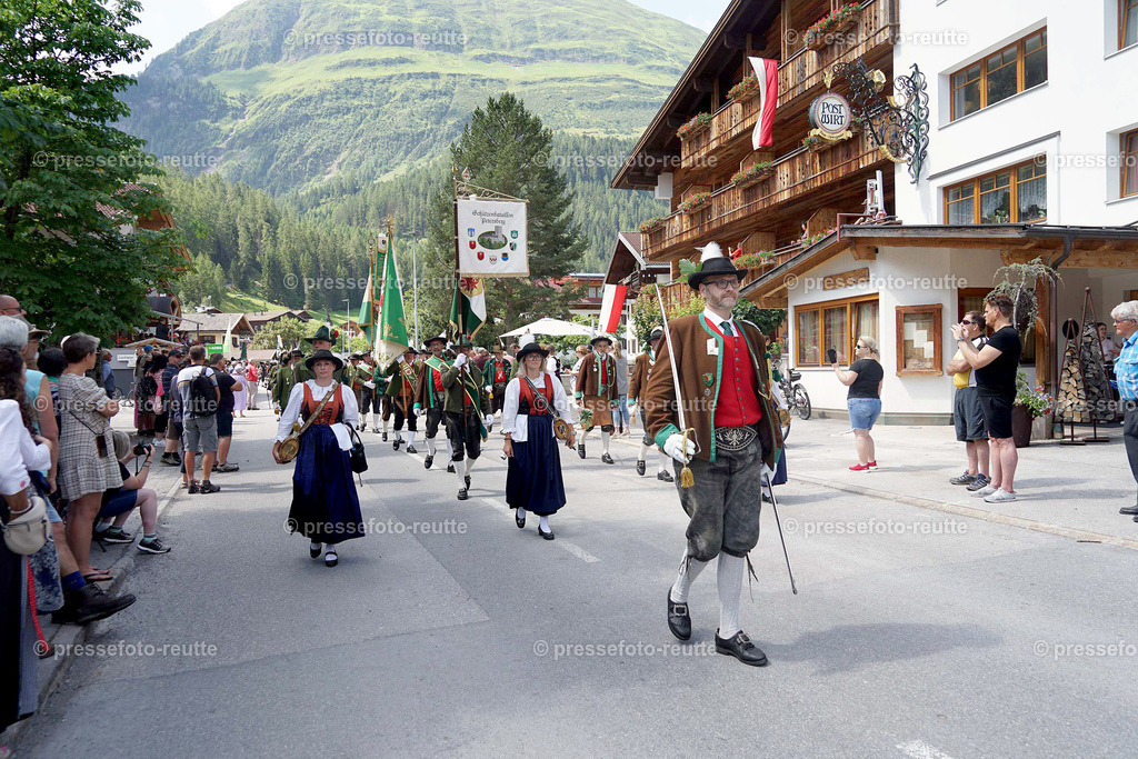 e21-news-2023-Juli23-Regimentsschuetzenfest3-Steeg-UMZUG_DORF-DSC07422 | Info aus dem Bezirk Reutte/Ausserfern Tirol sowie eine umfangreiche Bilddatenbank über die gesamte Region: Lechtal, Talkessel Reutte, Tannheimertal, Zwischentoren. Lech, Plansee, Zugspitze, Grenztunnel, B179, Fernpassstraße, Verkehr, Lawinen, Tradition, - Realisiert mit Pictrs.com