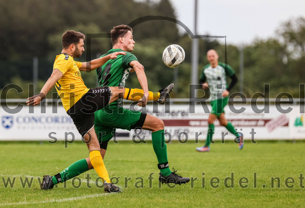 2023-08-06_099_SC_Kirchasch_gegen_SV_Eichenried | Bockhorn, Deutschland, 06.08.2023:
Fußball, Kreisliga 2023 / 2024, 2. Spieltag, SC Kirchasch gegen SV Eichenried, Endergebnis: 3:1

Sebastian Maier (SC Kirchasch, #10), Albert Hofberger (SV Eichenried, #14)

Foto: Christian Riedel / fotografie-riedel.net