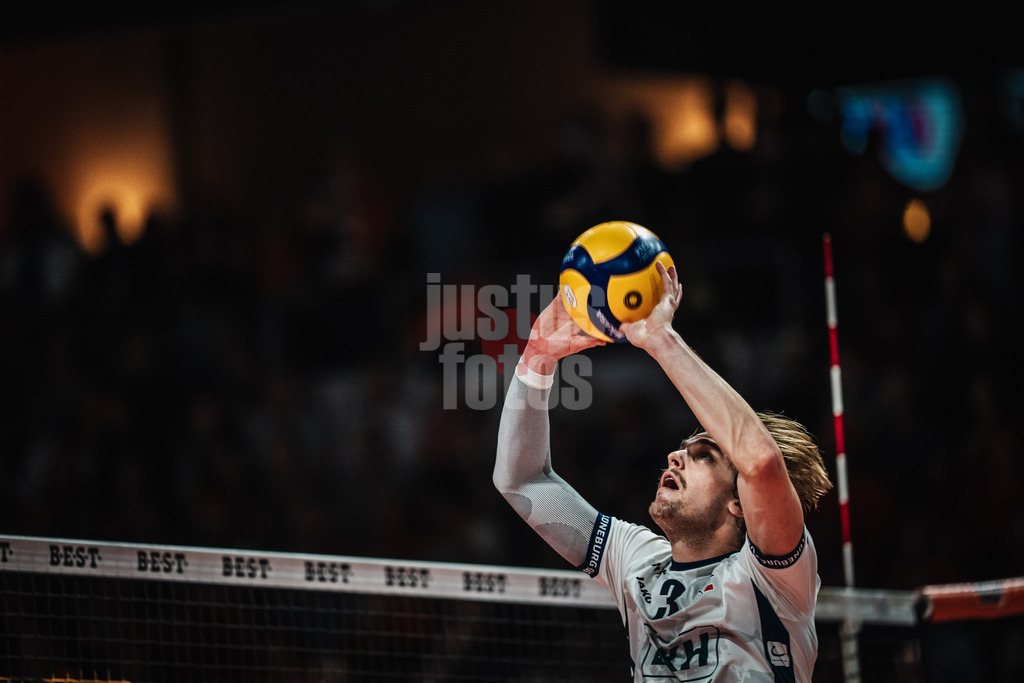 Volleyball | Herren | Saison 2024/2025 | 1. Volleyball Bundesliga Männer | Finale | BERLIN RECYCLING Volleys vs. SVG Lüneburg | 03.05.2025 | Michael Patrick Wright (#3, SVG Lüneburg) beim Zuspiel