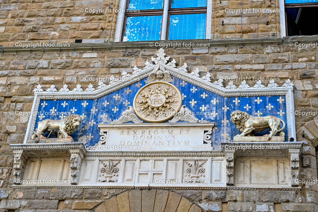 Italien_ Toscana_ Florenz_ 30.05.2024-18 | 30.05.2024, Italien, ITA, Toskana, Florenz im Bild Stadtansichten, Gebäude, Architektur, Touristen, Historisch, Souvenir, Altstadt, Museum, Statuen, Skulpturen, Piazza della Signoria, Statue David, Palazzo Vecchio, Neptunbrunnen, Piazza della Repubblica, Ponte Vecchio, Brücke, Uffizien, Kathedrale Santa Maria del Fiore, Arno, Fluß


Florenz, Firenze, ist eine italienische Großstadt. Nach Einwohnern ist sie die achtgrößte Stadt Italiens. Florenz ist die Hauptstadt sowie größte Stadt der Region Toskana und der Metropolitanstadt Florenz, in der etwa eine Million Menschen leben. Florenz ist für seine Geschichte berühmt. Leonardo da Vinci verbrachte große Teile seiner Jugend in Florenz, Michelangelo fand Unterschlupf in der Kirche der Medici, Galileo Galilei wohnte als Hofmathematiker in den Palästen der Medici. Von 1865 bis 1871 war die Stadt die Hauptstadt des neu gegründeten Königreichs Italien. Das historische Zentrum von Florenz zieht Jahr für Jahr Millionen von Touristen an. Die historische Innenstadt wurde von der UNESCO im Jahre 1982 zum Weltkulturerbe erklärt. 
Quelle: Wikipedia
