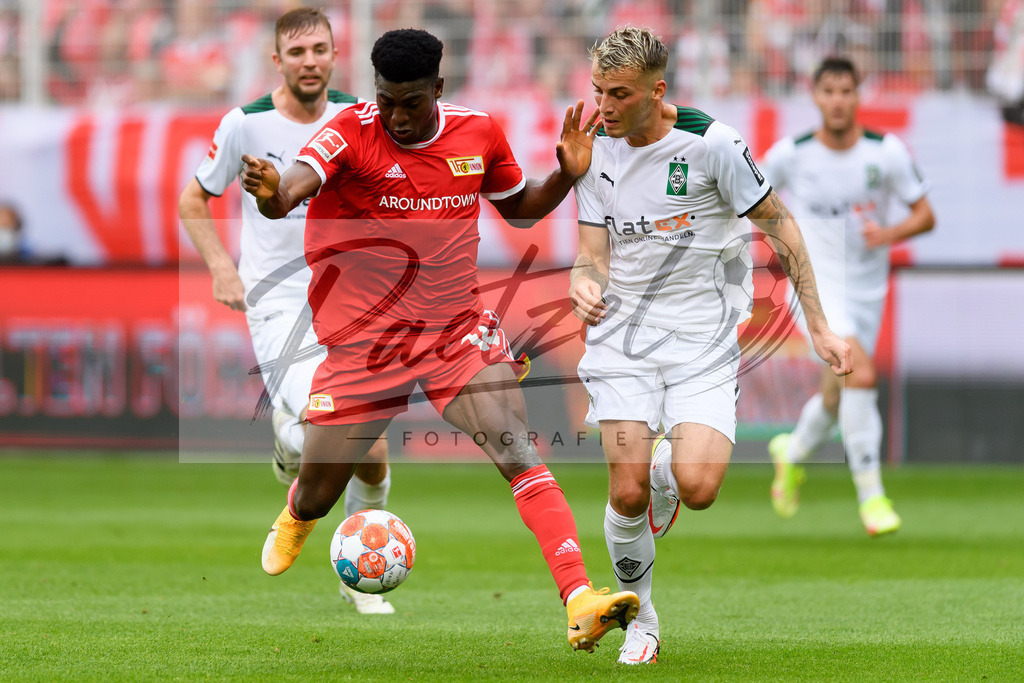FCUBMG20210829_172 | Fussball, Herren: Taiwo Awoniyi (1.FC Union Berlin) und Jordan Beyer (Borussia Moenchengladbach) im Zweikampf beim Spiel der 1. Bundesliga zwischen 1. FC Union Berlin und Borussia Moenchengladbach im Stadion An der Alten Foersterei am 29.08.2021 in Berlin, Deutschland. - Realisiert mit Pictrs.com