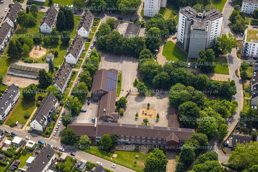 Hattingen250516871 | Luftbild, Erik-Nölting-Grundschule mit Schulhof und Dach mit Solarpaneelen, 3-fach Hochhaus, Hattingen, Ruhrgebiet, Nordrhein-Westfalen, Deutschland