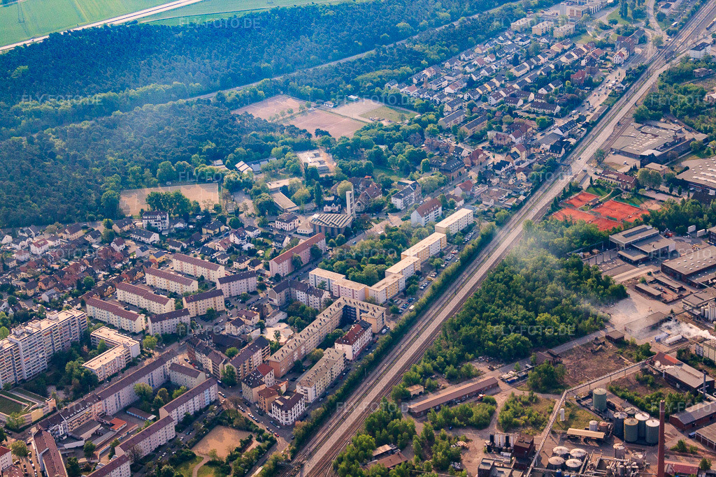 Luftbild: Bahnlinie entlang der Karlsruher Straße im Ortsteil Rheinau in Mannheim im Bundesland Baden-Württemberg in Deutschland. Foto: IMG_40532.jpg vom 24.04.2011 durch Werner Riehm/FLY-FOTO.deAuflösung des Originals: 4752 x 3168 px