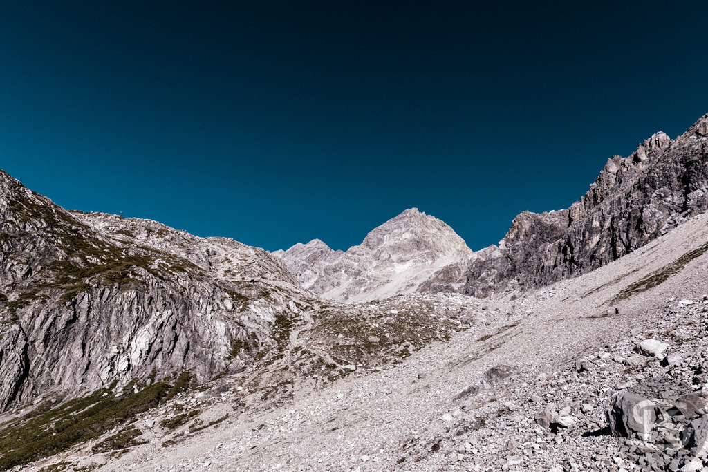 Blick auf die Schesaplana - Rätikon Gebirgsmassiv Vorarlberg, Graubünden | Majestätischer Blick auf die Schesaplana im Rätikon unter strahlend blauem Himmel. Der höchste Gipfel des Rätikon-Massivs erhebt sich über schroffe Geröllhänge und beeindruckt mit seiner markanten Felsformation an der Grenze zwischen Vorarlberg und Graubünden. - Realisiert mit Pictrs.com