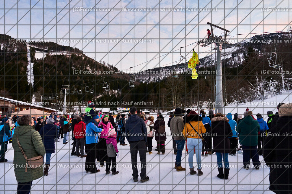 ALP4838_Nacht der Ballone_Bergrettungsschauuebung | NACHT DER BALLONE in Lackenhof am Ötscher, Sa 28. Dezember 2024.Mit einer Schauübung der Bergrettung Lackenhof, dem Ballonclub Ötscherland und den Gaminger Ötscherteufeln unter Zusammenarbeit mit der FF Lackenhof, dem Musikverein, dem Pensionistenverband, dem CampingClub, der Schirmbar und Konditorei Czihak, der Fuchswaldhütte und der Pizzeria Venezia, die für die Verköstigung sorgten, sowie der Ötscherliftgesellschaft, der Gemeinde Gaming und dem Ötscher-Tourismusverband.
