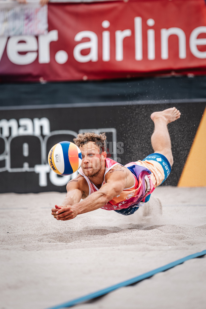 Beachvolleyball | Männer | Allianz German Beach Tour 2024 | Tourstop Kühlungsborn 2 | 18.08.2024 | Eric Stadie springt zum Ball