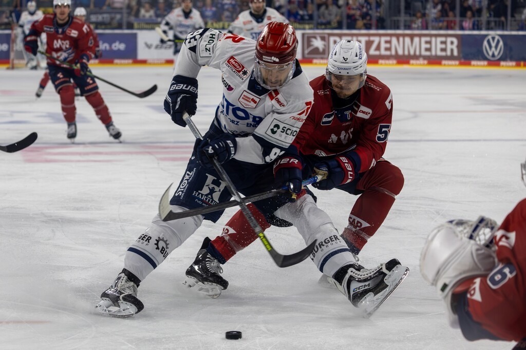 DEL, Deutsche Eishockey Liga Saison 2026/27, 10. Spieltag: Adler Mannheim gegen Schwenninger Wild Wings | DEL, Deutsche Eishockey Liga Saison 2026/27, 10. Spieltag: Adler Mannheim gegen Schwenninger Wild Wings / Sebastian Uvira (93, Schwenningen) geht aufs Tor zu, wird aber von Nicolas Mattinen (52, Mannheim) gut gestört - Realisiert mit Pictrs.com