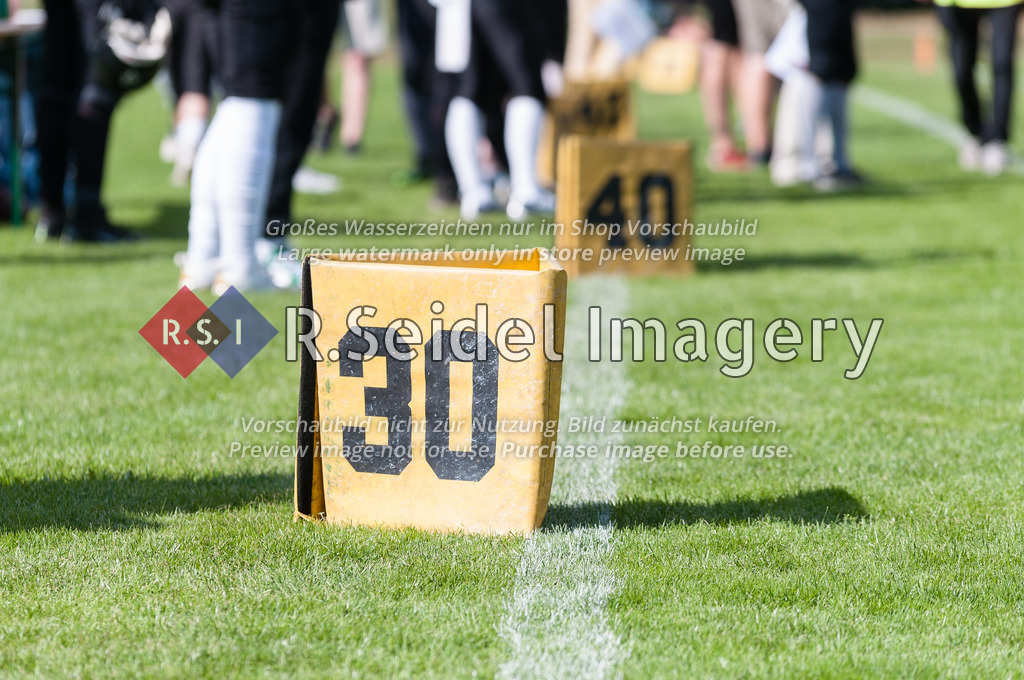 American Football, Saison 2022, Regionalliga Nord, Hamburg Blue Devils - Oldenburg Knights, Dr.-Hermann-Schnell-Sportplatz (Hamburg), 06.08.2022, 07. Gameweek | 30 Yard-Markierungen am Spielfeldrand