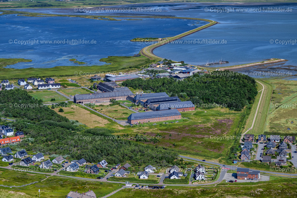 Sylt_Rantum_Ehemals_Kaserne_Steger_Hüs_ELS_6122130825 | SYLT 13.06.2025 Ferienhaus Anlage " Steger-Hüs " an der Straße Am Torbogen in Sylt Nordsee - Insel im Bundesland Schleswig-Holstein, Deutschland. Weiterführende Informationen bei: Söl-Service GmbH. // Holiday house plant of the park " Steger-Hues " on street Am Torbogen in Sylt North Sea Island in the state Schleswig-Holstein, Germany. Further information at: Soel-Service GmbH. Foto: Martin Elsen