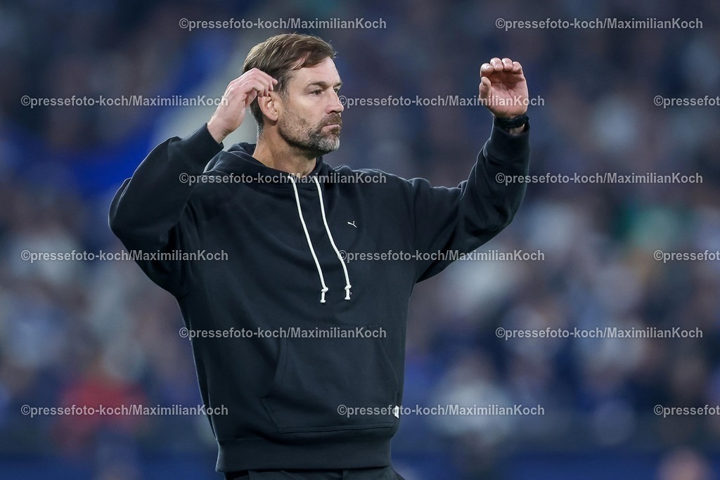 S0426092501211 | 25.09.2025, Fußball, FC Schalke 04 - SpVgg Greuther Fürth, 7.Spieltag, 2. Fußball Bundesliga, Veltins-Arena Gelsenkirchen, Saison 2025 2026: Cheftrainer Thomas Kleine (Greuther Fürth #hc) steht enttäuscht gestikulierend an der Seitenlinie DFB regulations prohibit any use of photographs as image sequences and or quasi-video.