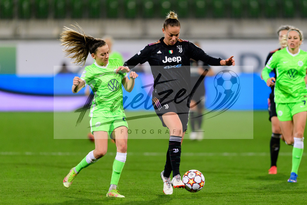 WOBJUV20211118_052 | Fussball, Frauen: Joelle Wedemeyer (VfL Wolfsburg) und Andrea Staskova (Juventus FC) im Zweikampf bei dem Spiel der UEFA Women´s Champions League zwischen VfL Wolfsburg und Juventus Turin im AOK-Stadion am 18.11.2021 in Wolfsburg, Deutschland. - Realisiert mit Pictrs.com