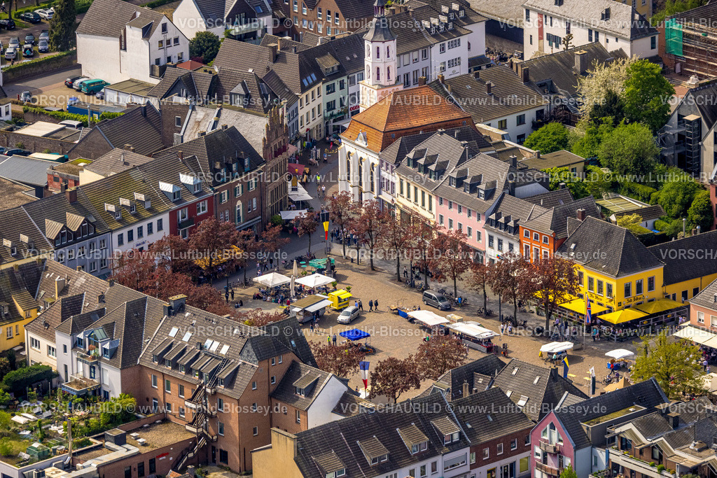 Xanten240402359 | Luftbild, Altstadt Marktplatz und Stände in der Fußgängerzone, evang. Kirche Xanten, Xanten, Niederrhein, Nordrhein-Westfalen, Deutschland