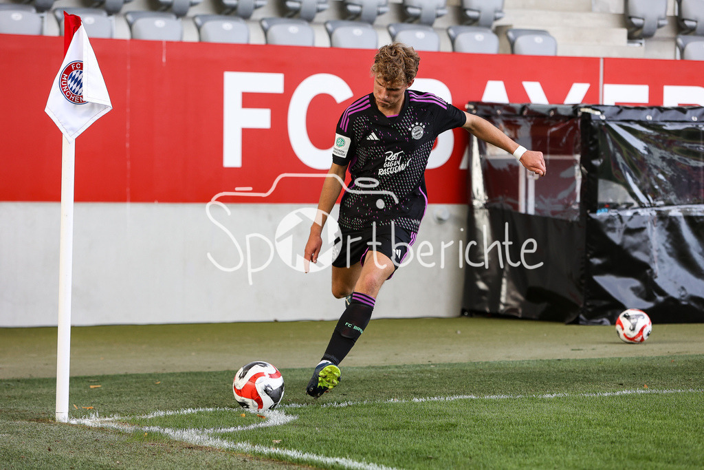 FC Bayern Muenchen U19 - 1. FC Kaiserslautern U19 | Kurt RUEGER (FCB #10) bei einem Eckball / Freisteller / Einzelfoto