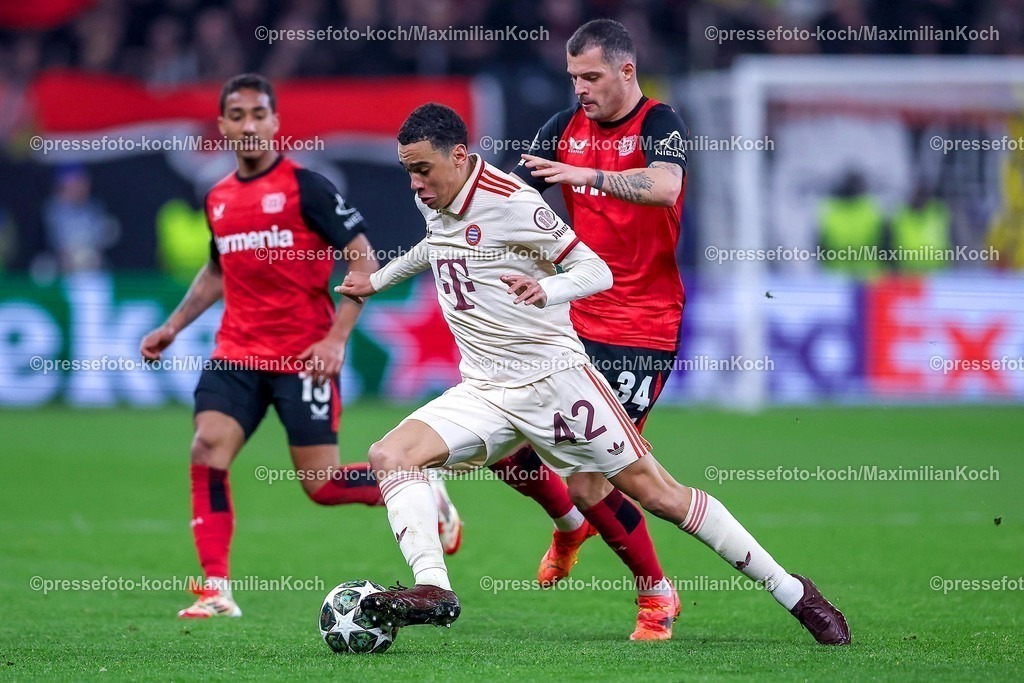 UCL11032501039 | 11.03.2025, Fußball, UEFA Champions League, Bayer 04 Leverkusen - FC Bayern München, Achtelfinale Rückspiel, BayArena, Saison 2024 2025: Jamal Musiala (FC Bayern #42) im Zweikampf gegen Granit Xhaka (Bayer04 Leverkusen #34) und Arthur (Bayer04 Leverkusen #13)DFB regulations prohibit any use of photographs as image sequences and or quasi-video.