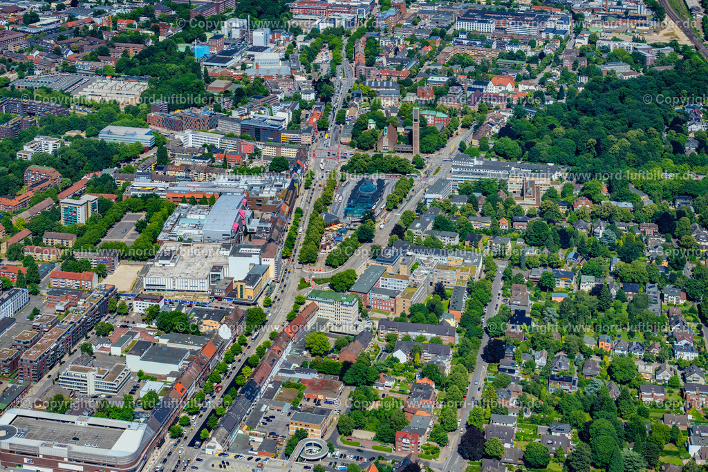 Hamburg_Wandsbek_Quarree_ELS_7623010725 | HAMBURG 01.07.2025 Stadtzentrum im Innenstadtbereich mit der "Christuskirche" und dem "ZOB Wandsbek" an der Wandsbeker Marktstraße - Schloßstraße im Ortsteil Wandsbek in Hamburg, Deutschland. Weiterführende Informationen bei: Ev.-Luth. Christus-Kirchengemeinde Wandsbek. // The city center in the downtown area with the "Christuskirche" and the "ZOB Wandsbek" on Wandsbeker Marktstrasse - Schlossstrasse in the district Wandsbek in Hamburg, Germany. Further information at: Ev.-Luth. Christus-Kirchengemeinde Wandsbek. Foto: Martin Elsen