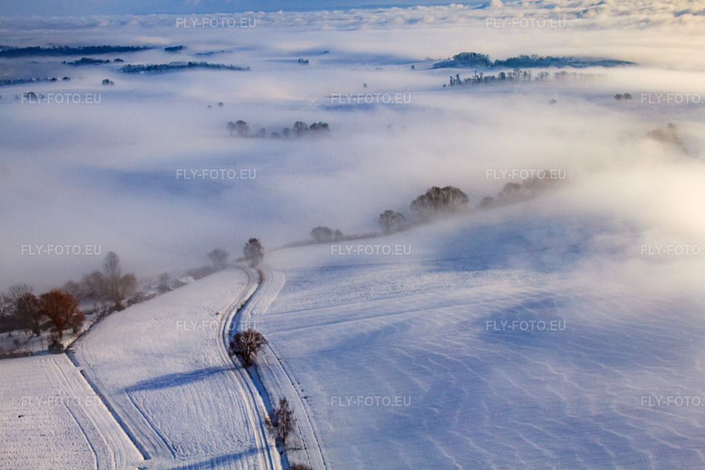 Vue aérienne: Champs enneigés en hiver à Eberbach-Seltz dans le département Bas Rhin, France.Photo: IMG_36214.jpg prise le 02/01/2011 par Werner Riehm/FLY-FOTO.euRésolution de l'original: 4752 x 3168 px