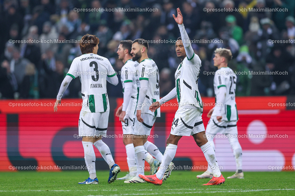 BMG14122401055 | 14.12.2024, Fußball, Borussia Mönchengladbach - Holstein Kiel, 1. Fußball Bundesliga, Borussia-Park, Saison 2024 2025: Torjubel nach dem Treffer zum 3:1 durch Torschütze Alassane Plea (Mönchengl. #14)DFB regulations prohibit any use of photographs as image sequences and or quasi-video.