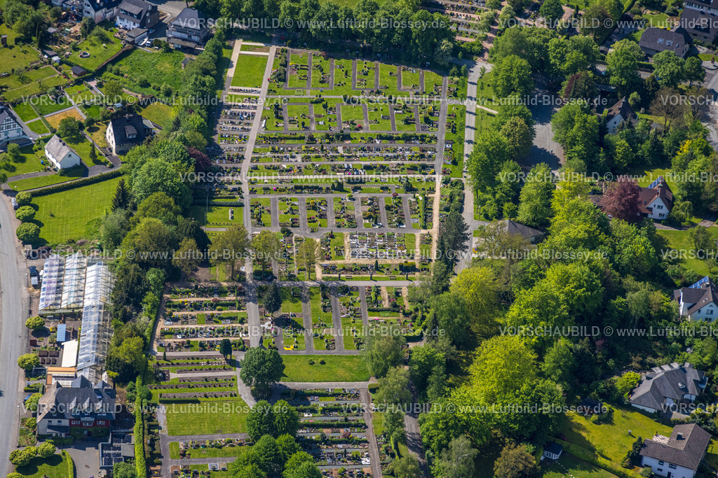 Olsberg240503178 | Luftbild, Friedhof Bigge Gräberfeld, Wohngebiet Talstraße, Bigge, Olsberg, Sauerland, Nordrhein-Westfalen, Deutschland
