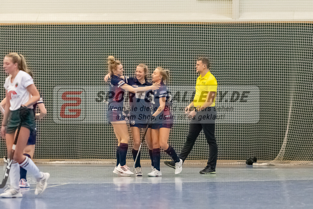 HK_20230107_102145 | 1. Bundesliga ( Halle ) Damen Düsseldorfer HC -  Crefelder HTC am 7.1.2023 Düsseldorfer HC, Düsseldorf , Sophia Schwabe ( Düsseldorfer HC #18 ) , Emma-Sophie Hessler ( Düsseldorfer HC #7 ) , Sara Strauss ( Düsseldorfer HC #11 )